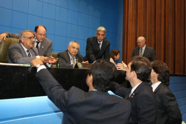 Deputados aprovam orçamento e reajuste para professores