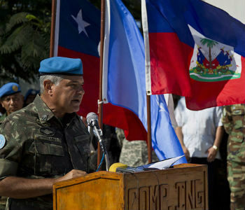 General Jaborandy Júnior durante cerimônia no Haiti em abril. Foto: Igor Rugwiza /MINUSTAH