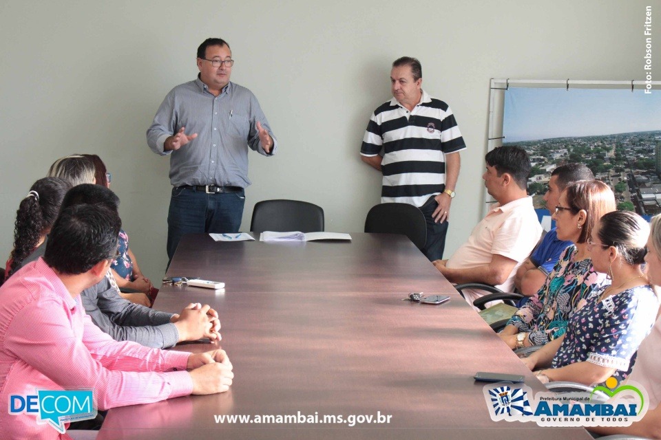 Concursados tomaram posse nessa segunda (2), em Amambai; confira os empossados A posse aconteceu durante reunião com o prefeito no paço municipal. / Foto: Robson Fritzen - Decom