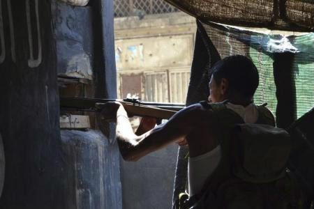 Atirador sunita durante combate entre simpatizantes e opositores do presidente sírio, Bashar al-Assad, que causou a morte de sete pessoas nesta sexta-feira, em Trípoli, no norte do Líbano. 