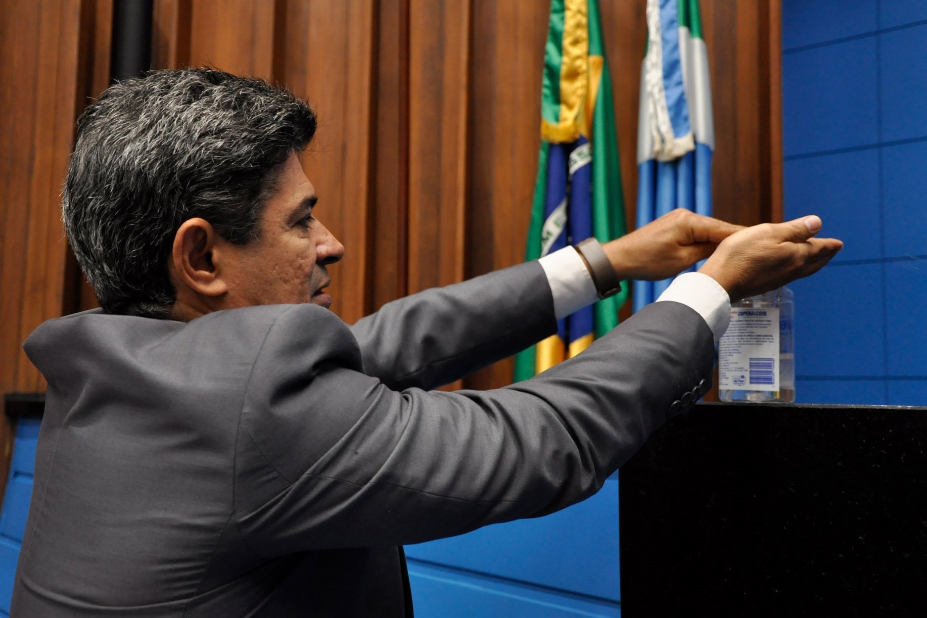 Deputados aprovam Decreto de Calamidade Pública em MS e criam Comissão Álcool em gel foi disponibilizado no plenário para todos os presentes