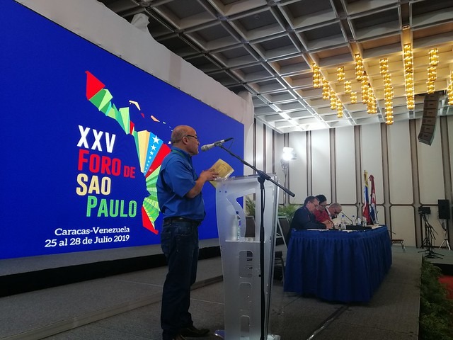 "Não basta distribuir riquezas", diz ex-ministro sobre governos de esquerda Ex-minsitro da Bolívia, Hugo Moldiz afirma que os governos de esquerda precisam repensar suas estratégias políticas / Fania Rodrigues
