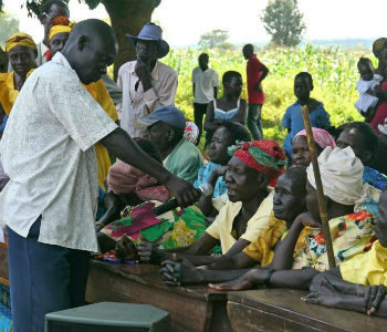 Parentes de crianças raptadas falam sobre o desaparecimento em Lamwo, na região norte de Uganda. Foto: IRIN/Philippa Croome