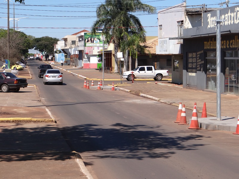 Lombadas sendo instaladas na avenida Pedro Manvailer / Foto: Moreira Produções