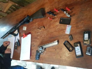 Polícia prende 2 homens acusados de sequestro e execução de produtor rural Armas e celulares foram apreendidos durante ação. (Foto: ABC Color/Divulgação)