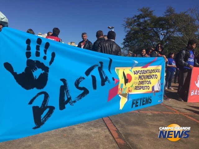 Protesto de sindicalistas fecha trânsito no Centro de Campo Grande