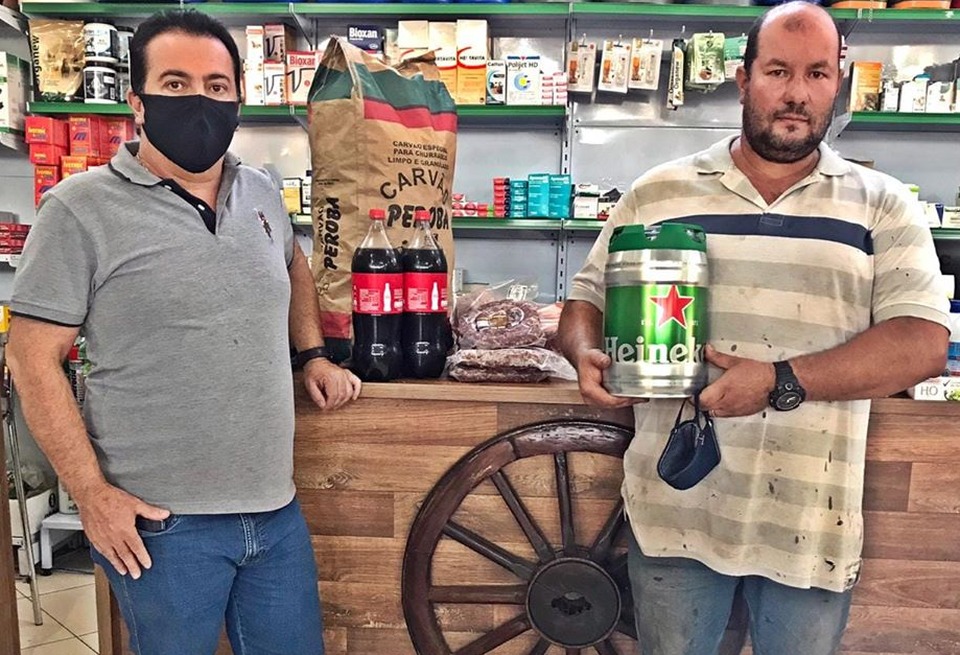 Zildo Miranda foi o ganhador do sorteio de Dia dos Pais da Agropecuária Pantanal Zildo Miranda, ganhador do sorteio e o proprietário da Agropecuária Pantanal, Silvino Sutil / Foto: Assessoria