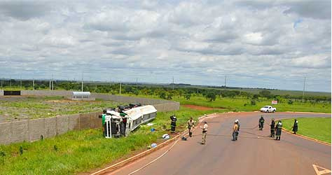 Carreta carregada com gasolina capota na Capital e bombeiros tentam impedir explosão