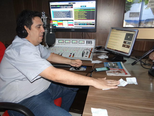 Pré-candidatos a prefeito de Amambai apresentam projetos em programa de rádio o sorteio foi realizado na manhã dessa terça (15) pelo advogado e apresentador Odil Puques / Foto: Moreira Produções