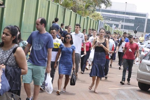 Candidatos chegam para o primeiro dia de provas do Enem