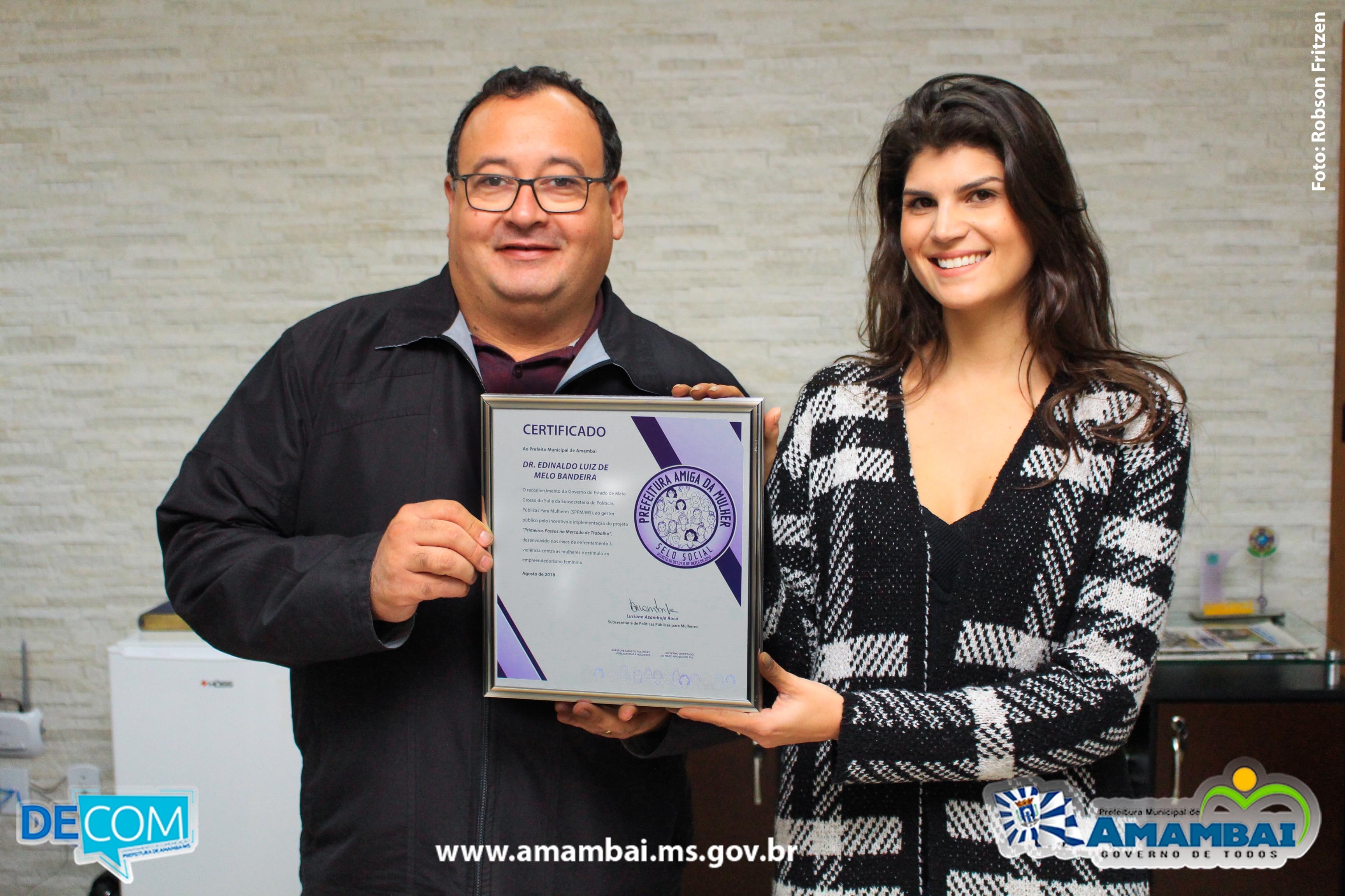 Amambai recebe o Selo “Prefeitura Amiga da Mulher” E/D- Prefeito Dr. Bandeira e a gestora da Coordenadoria de Políticas Públicas para as Mulheres de Amambai, Rhaíssa Siviero / Foto: Divulgação