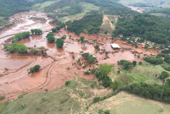 Barragem pertencente à mineradora Samarco se rompeu no distrito de Bento Rodrigues, zona rural a 23 quilômetros de Mariana, em Minas Gerais, matando 19 pessoasCorpo de Bombeiros/MG - Divulgação