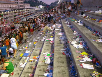 Desfile na Sapucaí produziu mais lixo que carnaval de rua no Rio