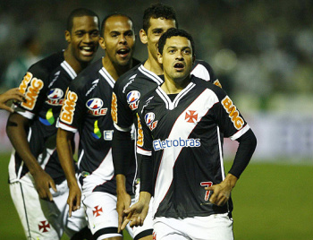Comandados por Eder Luis, vascaínos comemoram o 2º gol contra o Coritiba 
