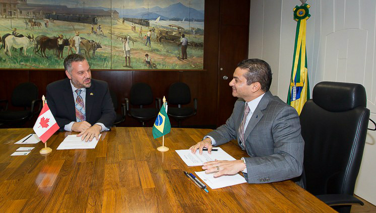Negociações com o Canadá são prioridade para o Brasil Ministro da Indústria, Comércio Exterior e Serviços, Marcos Pereira, em encontro com o embaixador do Canadá, Riccardo SavoneDivulgação/MDIC
