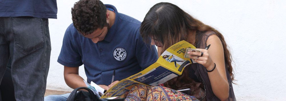 Estudantes antes da abertura dos portões para o primeiro dia de provas do Enem 2017