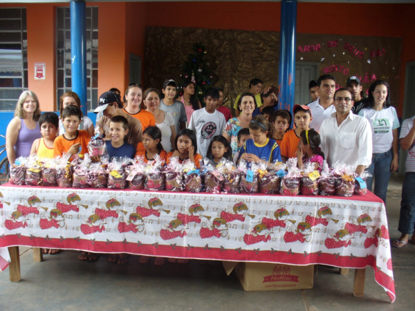 Alunos do PETI de Amambai comemoram o natal Alunos do PETI de Amambai comemoram o natal