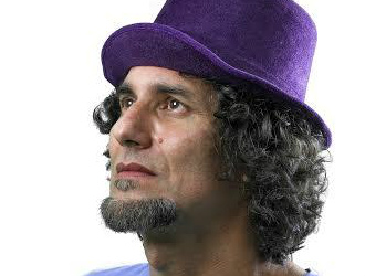 O ator e diretor de teatro e circo, Caio Ferreira, é um dos contadores do curso 