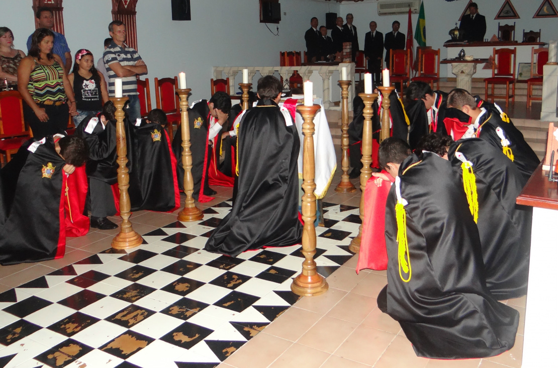 Ordem DeMolay de Amambai realiza sessão especial com participação de amigos Jovens se reúnem para melhorar suas virtudes indispensáveis para a boa conduta social / Foto: Moreira produções