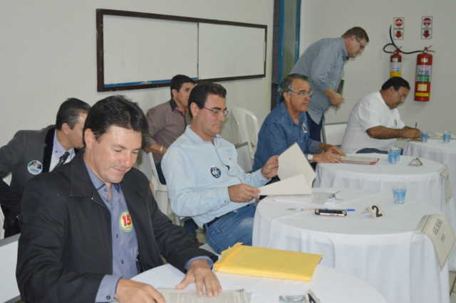 Candidatos a prefeito de Amambai assumem compromisso com a educação pública Durante o encontro os candidatos responderam dez perguntas formuladas pela categoria e assinaram uma Carta Compromisso, elaborada pelo Simted / Foto: Moreira Produções