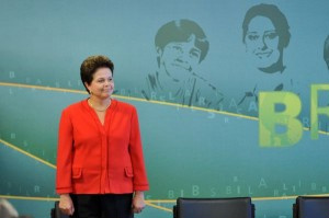 Denúncias levam a demissões em ministérios, provocando ira na base aliada e fazendo Dilma Rousseff encarar a questão da governabilidade 