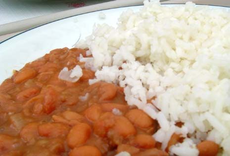 Arroz e feijão são menos adquiridos no país, enquanto aumenta compra de comida industrializada