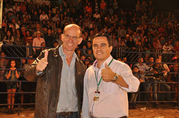 O prefeito de Amambai, Sérgio Barbosa (E), e o presidente do Sindicato Rural de Amambai, Diogo Peixoto, na abertura da Expobai 2014. Parceria se repete e pretende garantir uma festa de sucesso / Foto: Decom