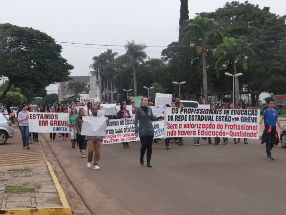Passeata realizada pelos trabalhadores na educação básica de Amambai no ano passado / Foto: Arquivo/ Assessoria Simted