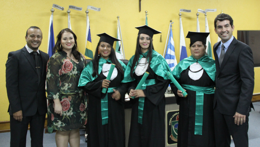 Formandas de Serviço Social com coordenador, diretor e professora da Unopar pólo Amambai / Foto: Assessoria