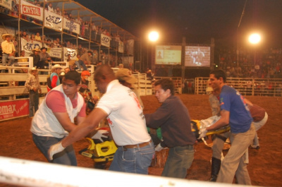 Momento em que os bombeiros retiravam Adriano da arena. O rapaz bateu a cabeça na testa do touro que montava e caiu desacordado.