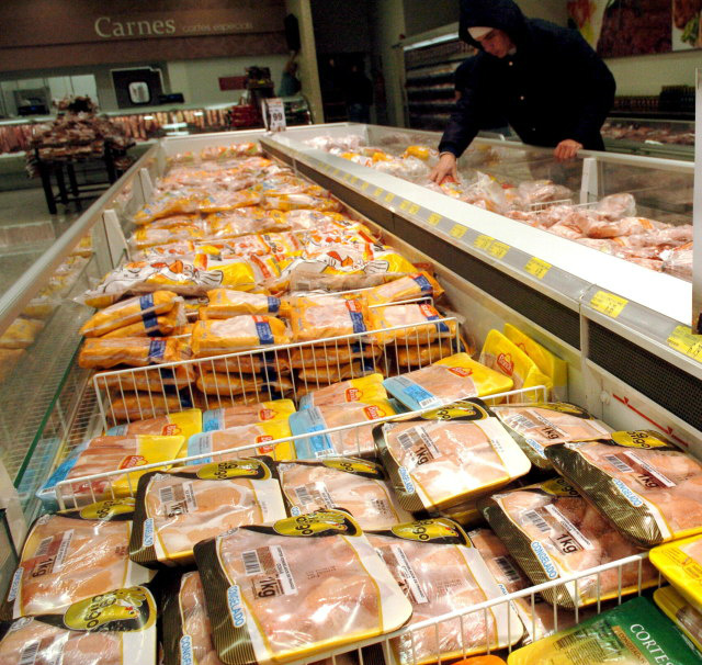 Com alta dos preços, consumidor troca carne bovina por frango e suínos Com a alta da carne bovina, população está consumindo mais carne de frango e porco / Foto: Divulgação