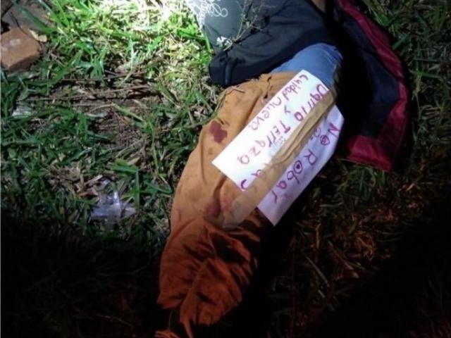 Jovem é assassinado após sequestro e é achado com bilhete colado no corpo Mensagem foi colada ao corpo com uma fita adesiva. (Foto: Amambay Ahora)