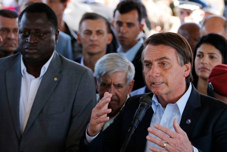Bolsonaro defende redução da carga tributária Bolsonaro disse hoje, no Rio de Janeiro, que o Brasil tem que reduzir a carga de impostos (Fernando Frazão/Agência Brasil)