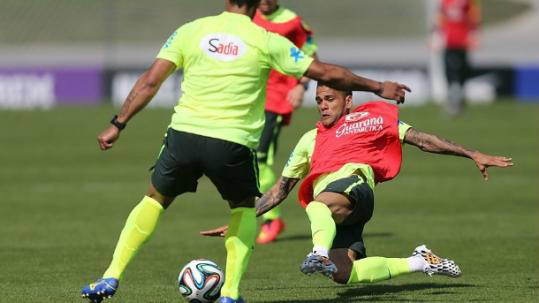 Defesa brasileira mostra fragilidade no treino coletivo Defesa brasileira mostra fragilidade no treino coletivo