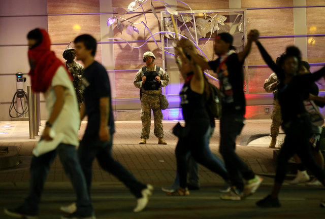 Mesmo com toque de recolher, moradores fazem manifestações nas ruas de Charlotte Foto/Divulgação