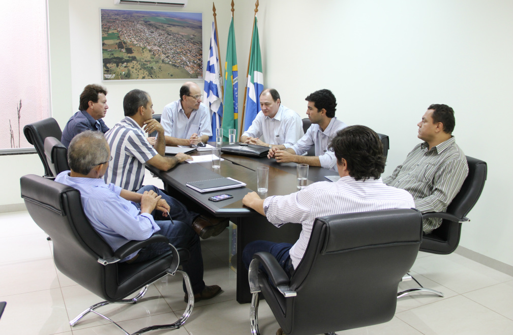 PSDB de Amambai discute prioridades do município Reunião foi realizada no gabinete do prefeito de Amambai Sérgio Barbosa / Foto: Assessoria