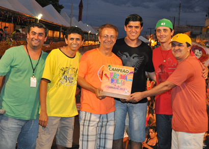 Bloco Tradição é o campeão do Fátima Folia com presença do BBB “Fael” Prefeito Junior com Fael e organizadores entregam troféu (Foto: Rogério Sanches / Fátima News)