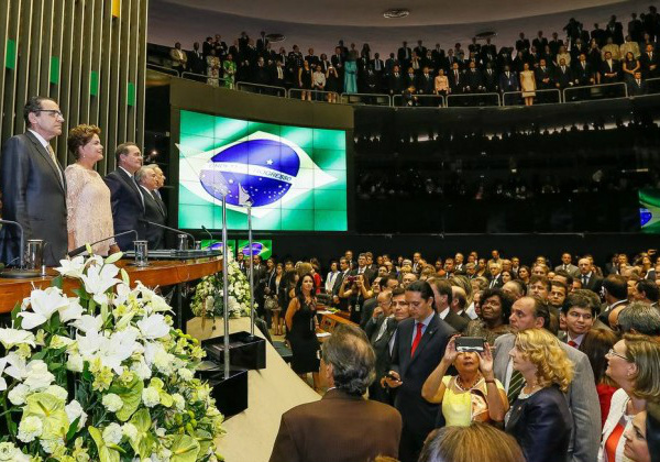 Dilma pede defesa do lema Pátria Educadora Presidenta quer que todos os Ministérios estejam focados para ajudar a colaborar com o Ministério da Educação para fazer valer o slogan