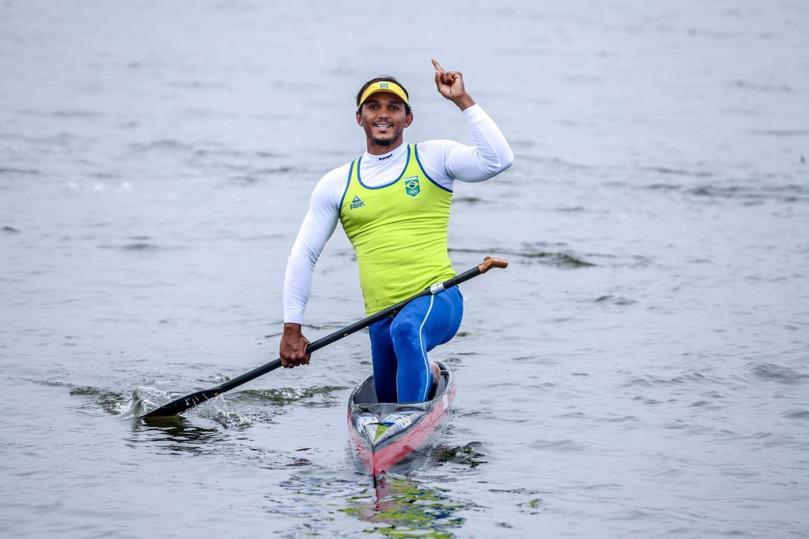 Brasil é ouro na canoagem velocidade e no triatlo revezamento misto O brasileiro Izaquias Queiroz - Divulgação/Ministério do Esporte