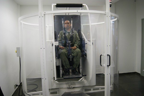 Equipamento Gyrostim simula situações reais enfrentadas durante o voo