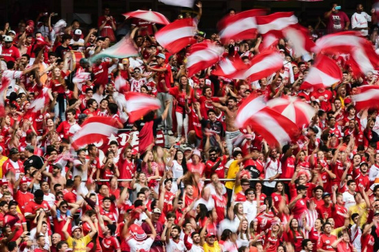 Clubes brasileiros entre os líderes globais de sócios-torcedores Torcedores do Internacional no Estádio Beira-Rio antes da partida contra o Corinthians pelo Campeonato Brasileiro