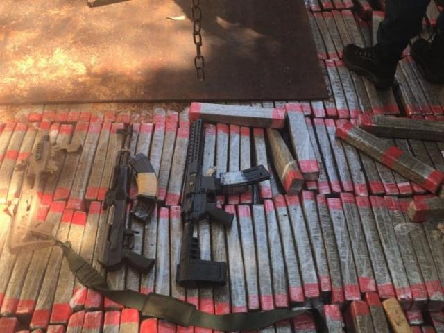 PM encontra fuzis e 1.500 quilos de maconha em fundo falso de caminhão Fuzis, adaptador para pistola e tabletes de maconha encontrados em fundo falso de caminhão (Foto: Divulgação)