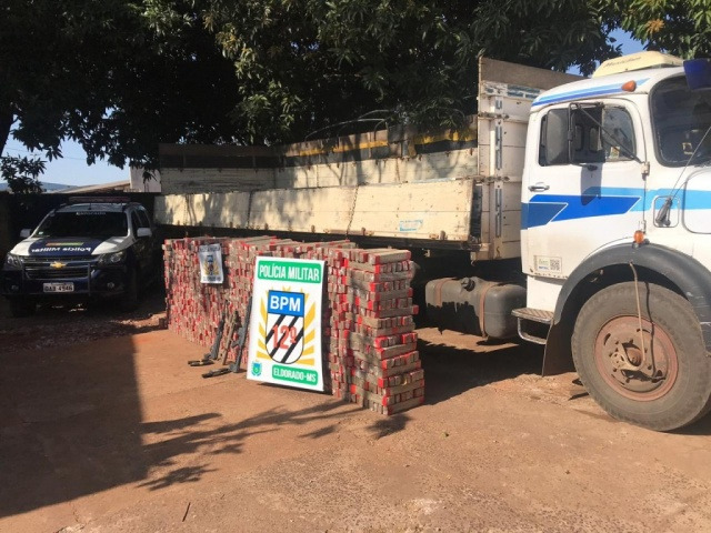 PM encontra fuzis e 1.500 quilos de maconha em fundo falso de caminhão Pilhas de tabletes de maconha e as armas ao lado do caminhão apreendido hoje em Eldorado (Foto: Divulgação)