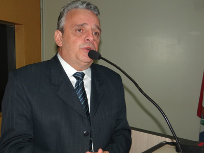 Roberto Protético cobra estacionamentos para motos no centro da cidade Vereador de Amambai, Roberto Protético (PSD) Foto: Moreira Produções