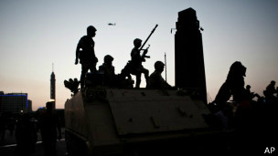 Militares derrubaram o primeiro presidente egípcio democraticamente eleito, Mohammed Morsi