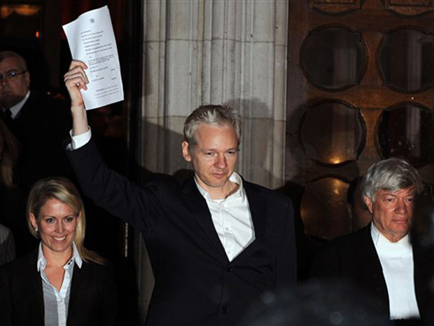 O fundador do WikiLeaks, Julian Assange, celebra sua libertação ao deixar tribunal nesta quinta-feira (16) em Londres. (Foto: AFP)