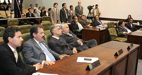 Efeito cascata: deputados estaduais terão salários maiores e mais assessores a partir de 2011 Efeito cascata: deputados estaduais terão salários maiores e mais assessores a partir de 2011