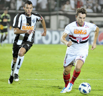 São Paulo leva sufoco, mas vence e vira líder do Brasileiro São Paulo leva sufoco, mas vence e vira líder do Brasileiro