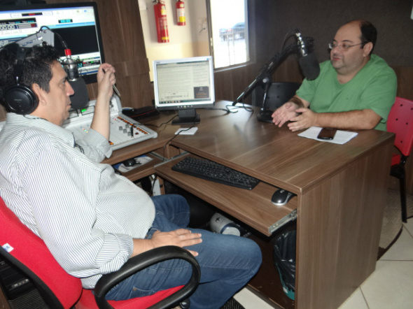 Christian Pissini durante entrevista na Rádio FM AuxiliadoraFoto: Moreira Produções