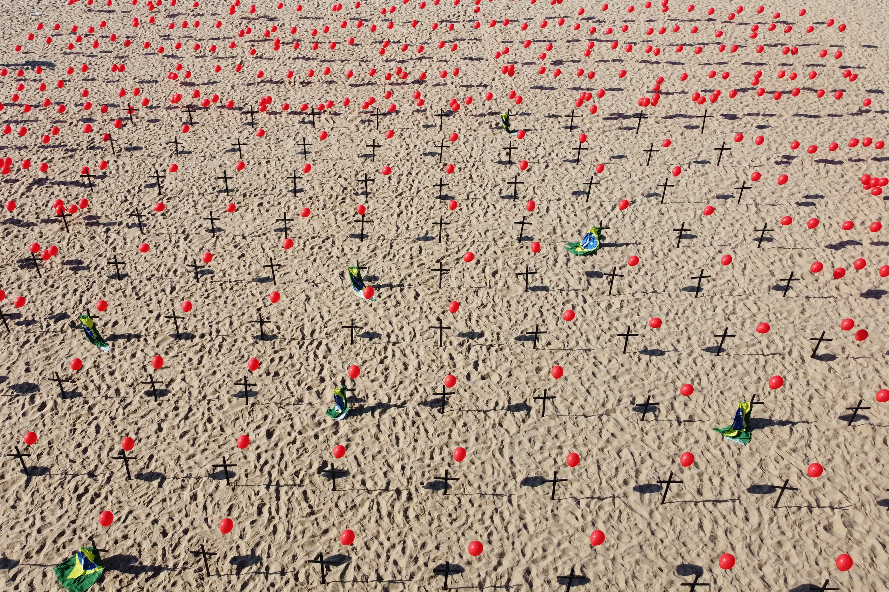 ONG Rio de Paz, filiada ao Departamento de Informação Pública da ONU, realiza um ato simbólico em memória dos 100 mil brasileiros mortos pela pandemia em Copacabana, no Rio (8.ago.2020) / Foto: ALEXANDRE BRUM/ENQUADRAR/ESTADÃO CONTEÚDO